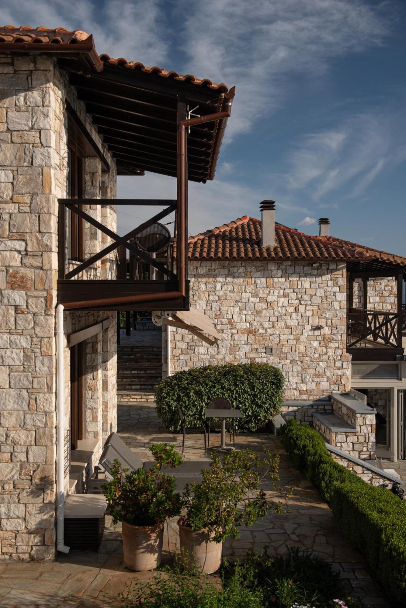 Karavia Lux Inn Афисос Екстериор снимка