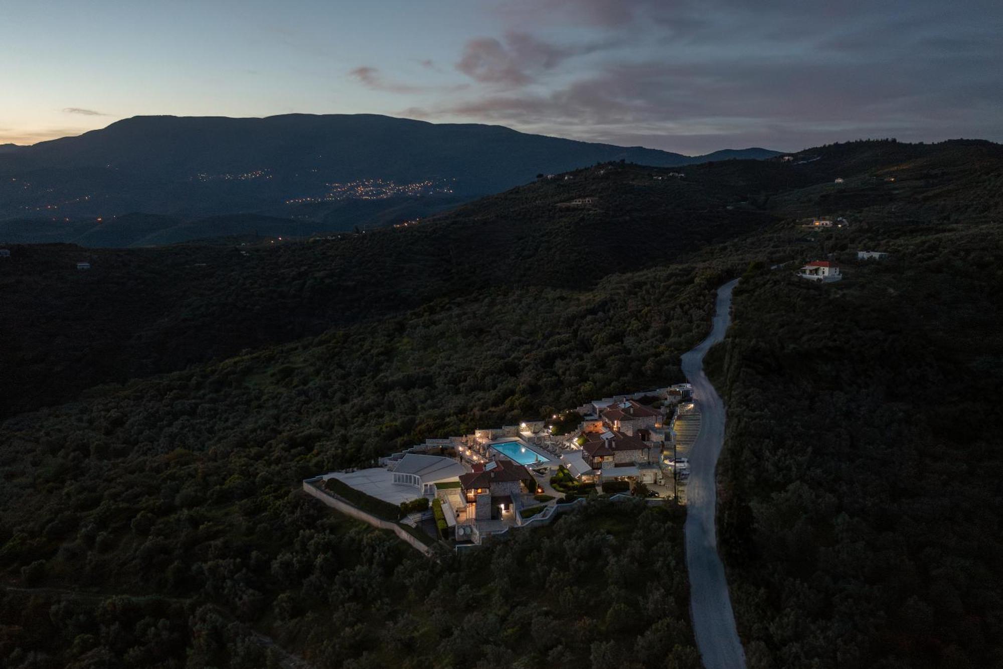 Karavia Lux Inn Афисос Екстериор снимка