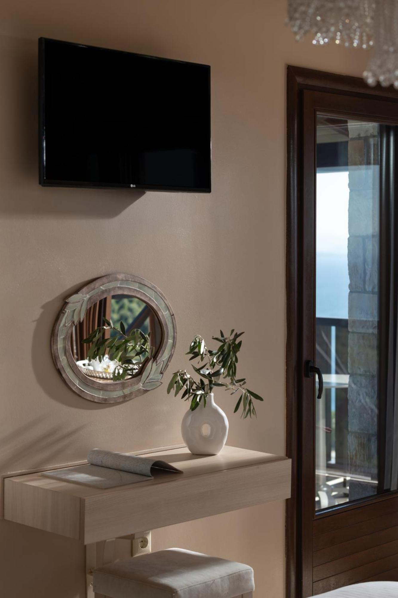 Karavia Lux Inn Афисос Екстериор снимка