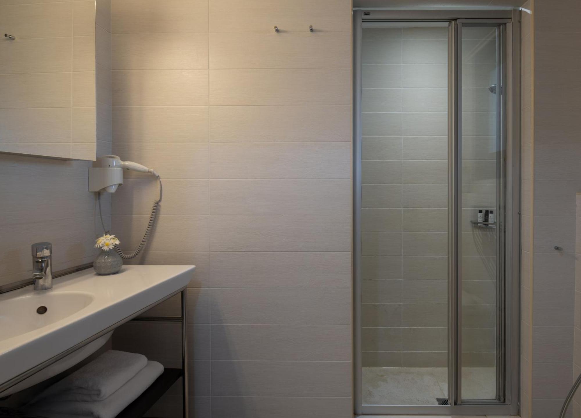 Karavia Lux Inn Афисос Екстериор снимка