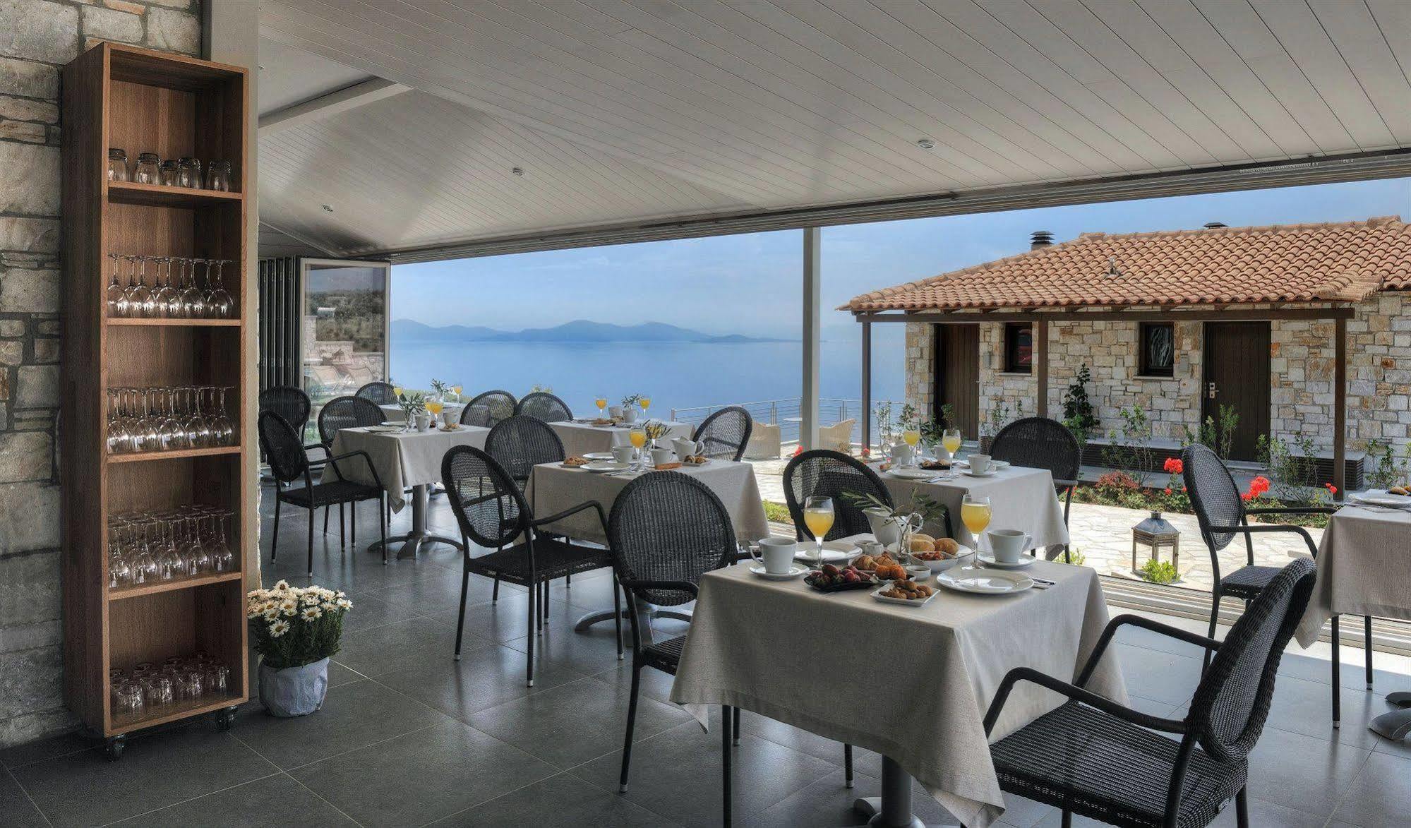 Karavia Lux Inn Афисос Екстериор снимка